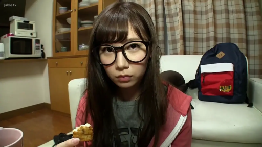 房间 · 坐姿 · 脸部特写 · 呆滞 · 粉色连帽外套 · 手持食物