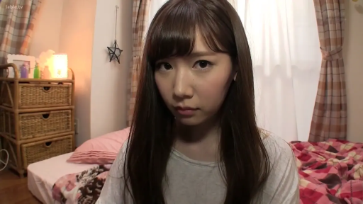 Sitting Posture · Bedroom · bed · Gaze · 特写 · 视角 · T恤 · Dissatisfaction