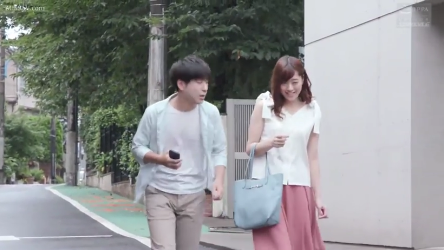 なし · 笑顔 · バッグ · 屋外 · 歩行 · カジュアルウェア · 会話 · 日本人