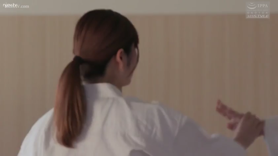 专注 · 站立 · 中景 · 背影 · 柔道服 · 道场 · 对练