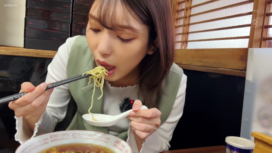 坐姿 · 张口 · 餐厅 · 休闲服 · 进食 · 头部 · 筷子