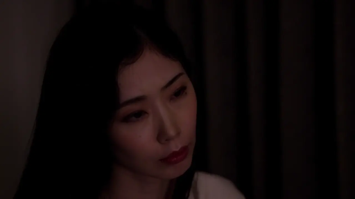 Stand · Medium shot · Kitchen · dim · Pajamas · indifferent · 水瓶 · 持物