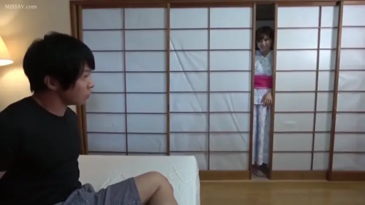 坐姿 · 障子门 · 平静 · 台灯 · 远景 · 窥视 · 日式房间 · 黑色T恤与浴衣