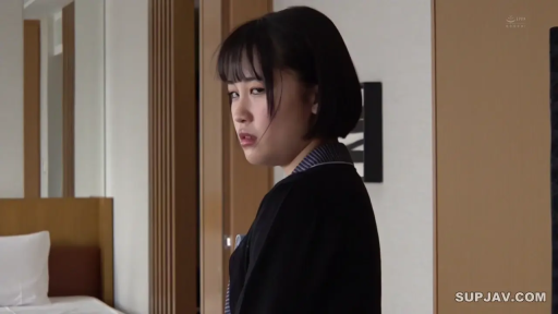 回眸 · 酒店房间 · 床垫 · 短发 · 侧脸 · 窥视 · 嫌恶 · 黑色制服外套