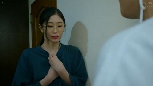 面部 · 站立 · 手机 · 室内房间 · 近景拍摄 · 金丝眼镜 · 被手机拍摄 · 局促微笑