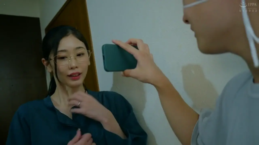 站立 · 微笑 · 走廊 · 手机 · 半身景 · 深色睡袍 · 拍摄视频