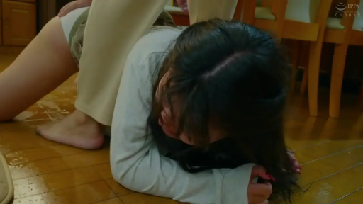 面部特写 · 桌椅 · 木地板 · 白色长袖上衣 · 痛苦哭泣 · 被压制 · 爬行俯卧 · 地面水迹