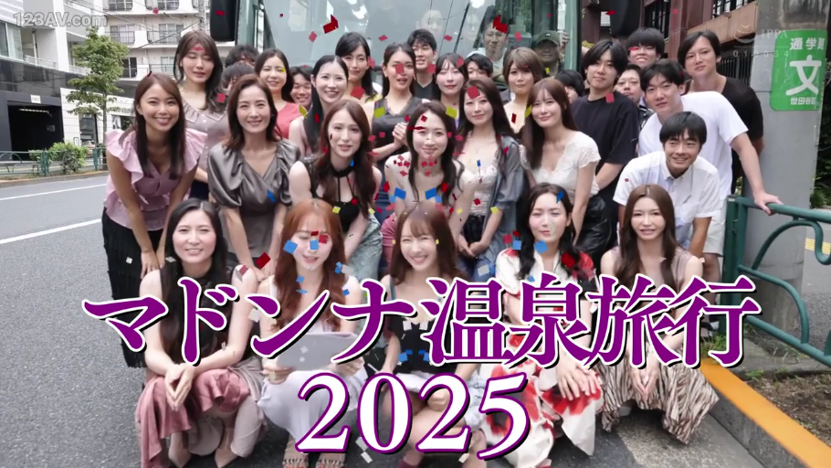 街道 · 日常服饰 · 开心 · 挥手 · 带字幕 · 群像 · 巴士 · 集体合影