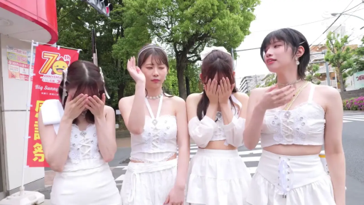 站立 · 捂脸 · 哭泣 · 户外街道 · 多人群像 · 背景树木 · 白色舞台装