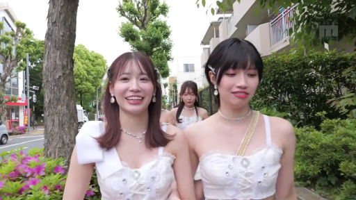 中景 · 街道 · 站立行走 · 白色蕾丝礼服