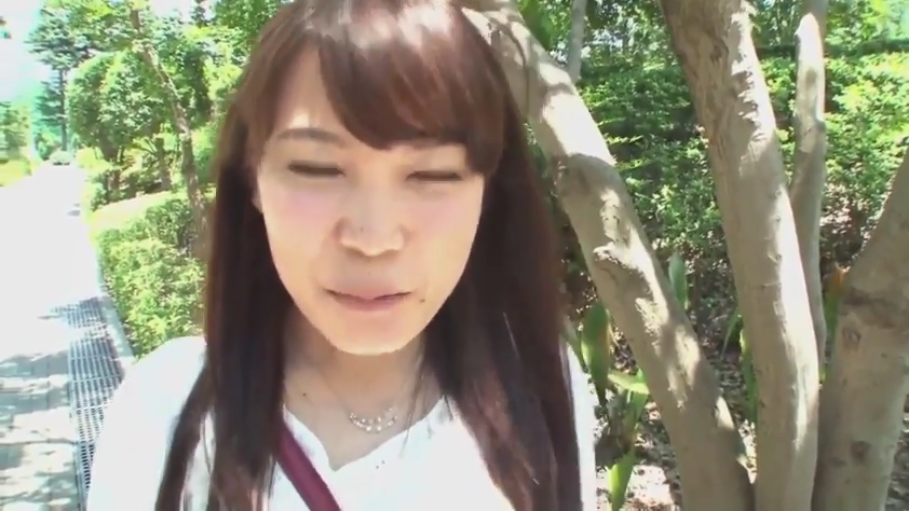坐姿 · 和室 · 中景 · 被褥 · 自然 · 昏暗灯光 · 背心短裤 · 前戏互动