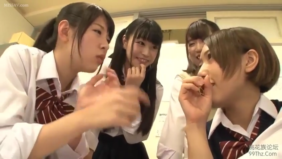 室内 · 交谈 · 微笑 · 多人 · 上半身 · JK制服 · 聚拢