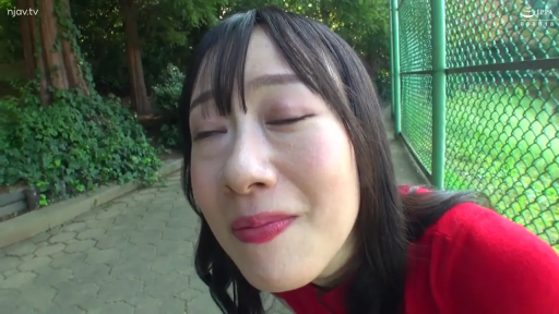 脸部 · 微笑 · 对视 · 户外 · POV · 红色毛衣 · 前倾