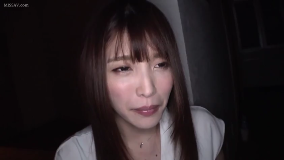 室内 · 忧郁 · 脸部特写 · 白色上衣 · 正面