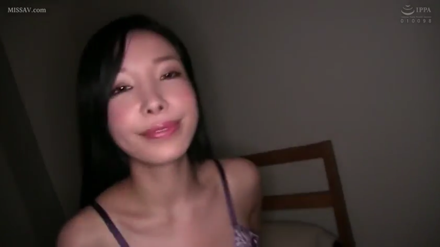 室内 · 坐姿 · 微笑 · 面部特写 · 亚洲女性 · 凝视镜头 · 紫色内衣