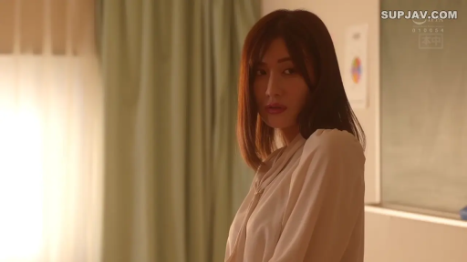 教室 · 站立 · 横向き · 回眸 · 黑板 · 熟女 · 高冷 · ベージュのシャツ