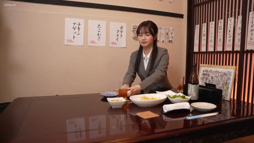 坐姿 · 中景 · 平静 · 职业装 · 居酒屋 · 餐具 · 整理桌面