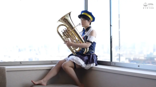 坐姿 · 专注 · 中景 · 水手服 · 短发 · 窗边 · 拿乐器 · 大号