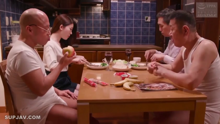 坐姿 · 中景 · 平静 · 多人 · 餐厅 · 白色内衣 · 用餐 · 成人杂志