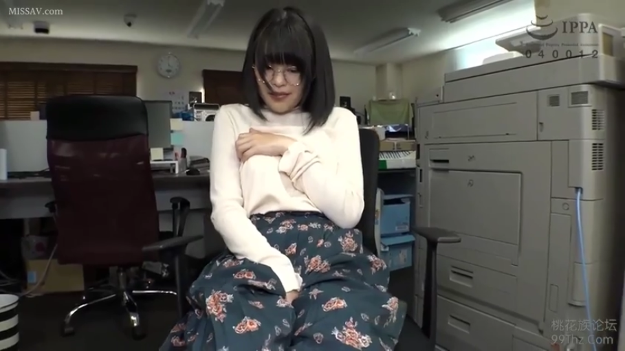 严肃 · 站立 · 中景 · 更衣室 · 储物柜 · 对峙 · 剧情向 · 职业衬衫