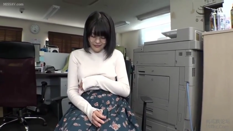 坐姿 · 脸部 · 微笑 · 客厅 · 居家 · 条纹衫 · 互动