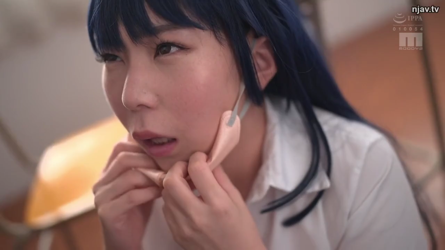 室内 · 坐姿 · 脸部特写 · 白衬衫 · 眼罩 · 张嘴 · 蓝发 · 摘下眼罩