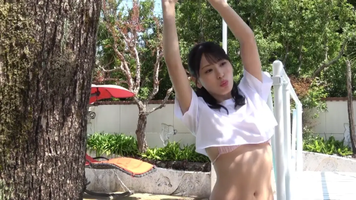 中景 · 户外 · 露脐 · 摆姿势 · 嘟嘴 · 白色短款T恤 · 举起双手