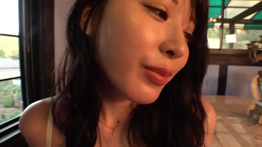 首饰 · 白色吊带 · 侧坐 · 窗边 · 侧脸特写 · 嘟嘴 · 看向一旁 · 艺术摄影