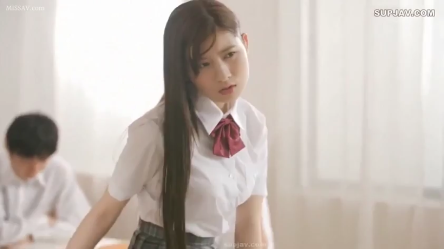 自然 · 床上 · 手机 · 手机屏幕 · 侧卧 · 白色T恤 · 生活化 · 睡觉