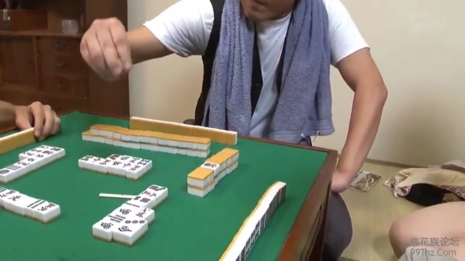 全裸 · 仰卧 · 面部特写 · 床上 · 湿发 · 亢奋 · 张嘴伸舌 · 金项链