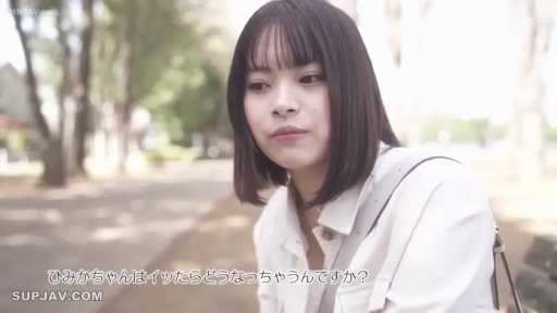 坐姿 · 交谈 · 脸部特写 · 户外 · 白色外衣