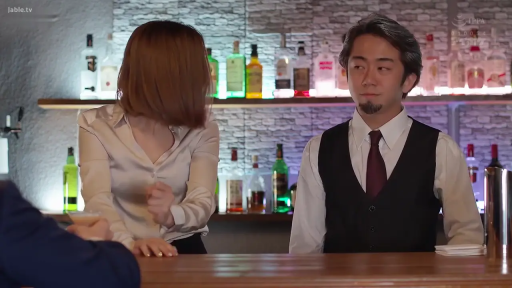 站立 · 中景 · 自然 · ビジネススーツ · 酒瓶 · 酒吧 · 服务 · 调酒师