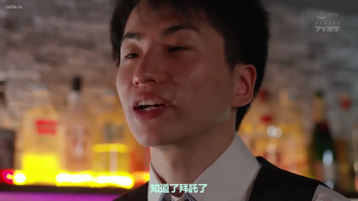 顔部のクローズアップ · 站姿 · 黑色马甲 · 自然 · 背景灯光 · バー · 言谈交流 · 男性人物