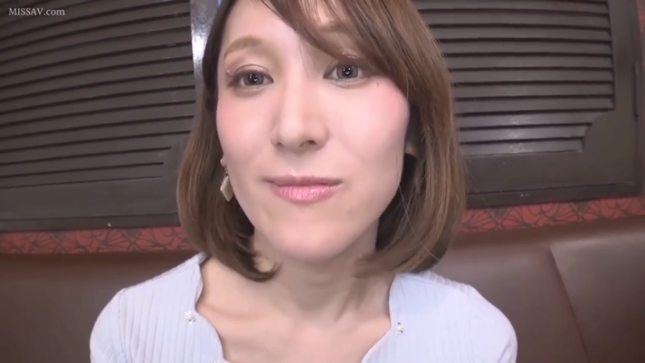 室內 · 坐姿 · 臉部特寫 · 微笑 · 面对镜头 · 针织衫 · 短发