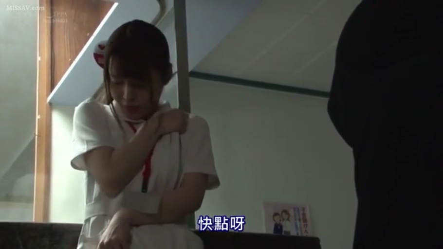 室内 · 坐姿 · 护士服 · 羞涩 · 中景 · 互动 · 视频截图