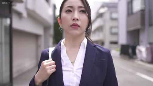 冷淡 · 上半身 · 行走 · 深蓝色西装 · ショルダーバッグ · OL · 户外街道 · 看向前方