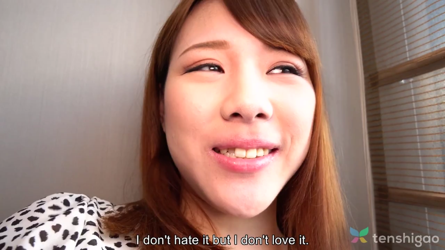 室内 · 坐姿 · 面部特写 · 谈话 · 露齿笑 · 波点上衣 · 视频字幕