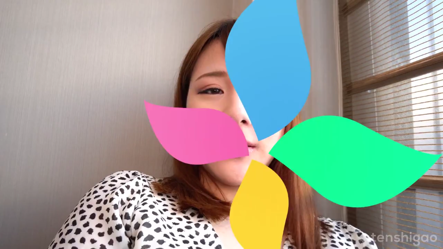 室内 · 坐姿 · 脸部特写 · 平静 · 对视 · 黑白斑点衫 · 贴纸遮挡