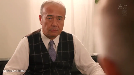 室内 · 坐姿 · 严肃 · 面部特写 · 凝视 · 绿植 · 西装 · 模糊的前景人物