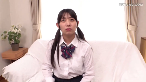 坐姿 · 校服 · 中景 · 沙发 · 客厅 · 双马尾 · 发呆 · 迷茫