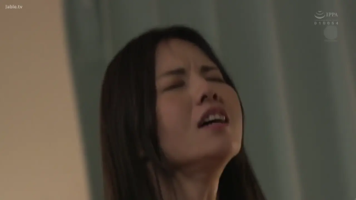 室内 · 顔のクローズアップ · 黑色上衣 · 陶酔した表情 · 背景模糊 · 仰頭姿勢 · 性高潮行为