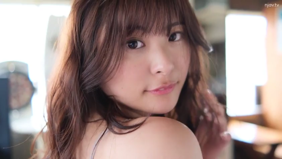 室内 · 脸部特写 · 回眸 · 注视镜头 · 甜美微笑 · 吊带 · 棕色长发