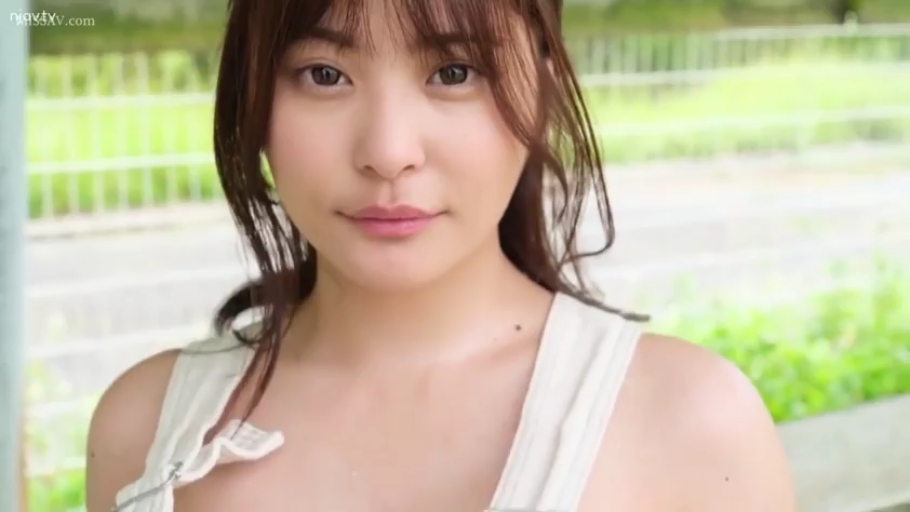 脸部特写 · 站姿 · 平静 · 注视 · 户外 · 白色吊带