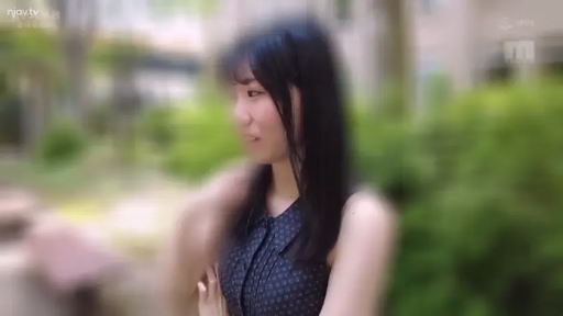 站立 · 自然 · 半身 · 屋外 · 长发 · 侧望 · 无袖连衣裙