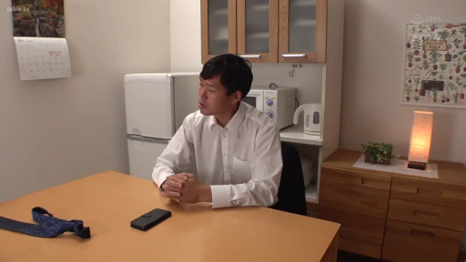 双手交叠 · 坐 · 中性 · 深色长裤 · 室内光线 · 公寓 · 日历 · 上半身