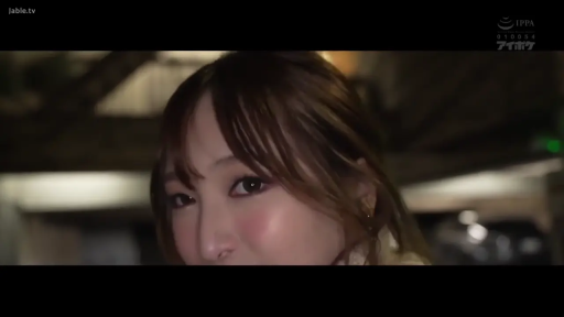 室内 · 平静 · 面部特写 · 注视 · 水印 · 侧头 · 浅色上衣