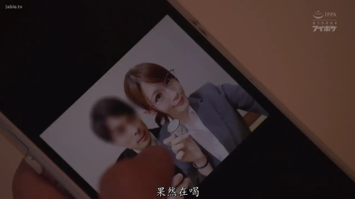 室内 · 摆拍 · 微笑 · 职业装 · 手机 · 手机屏幕 · 拿酒杯 · 回忆画面