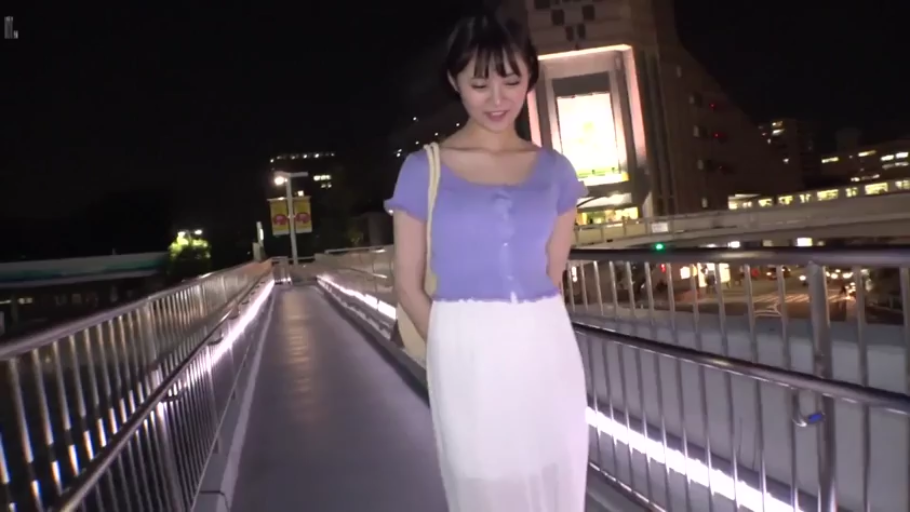 站立 · 微笑 · 半身 · 夜景 · 白色长裙 · 单肩包 · 步行 · 户外天桥