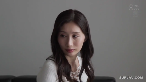 室内 · 坐姿 · 平静 · 面部特写 · 熟女 · 侧头注视 · 白色针织衫