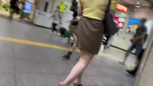 休闲装 · 手提包 · 行走 · 腿部特写 · 走路 · 街拍 · 车站